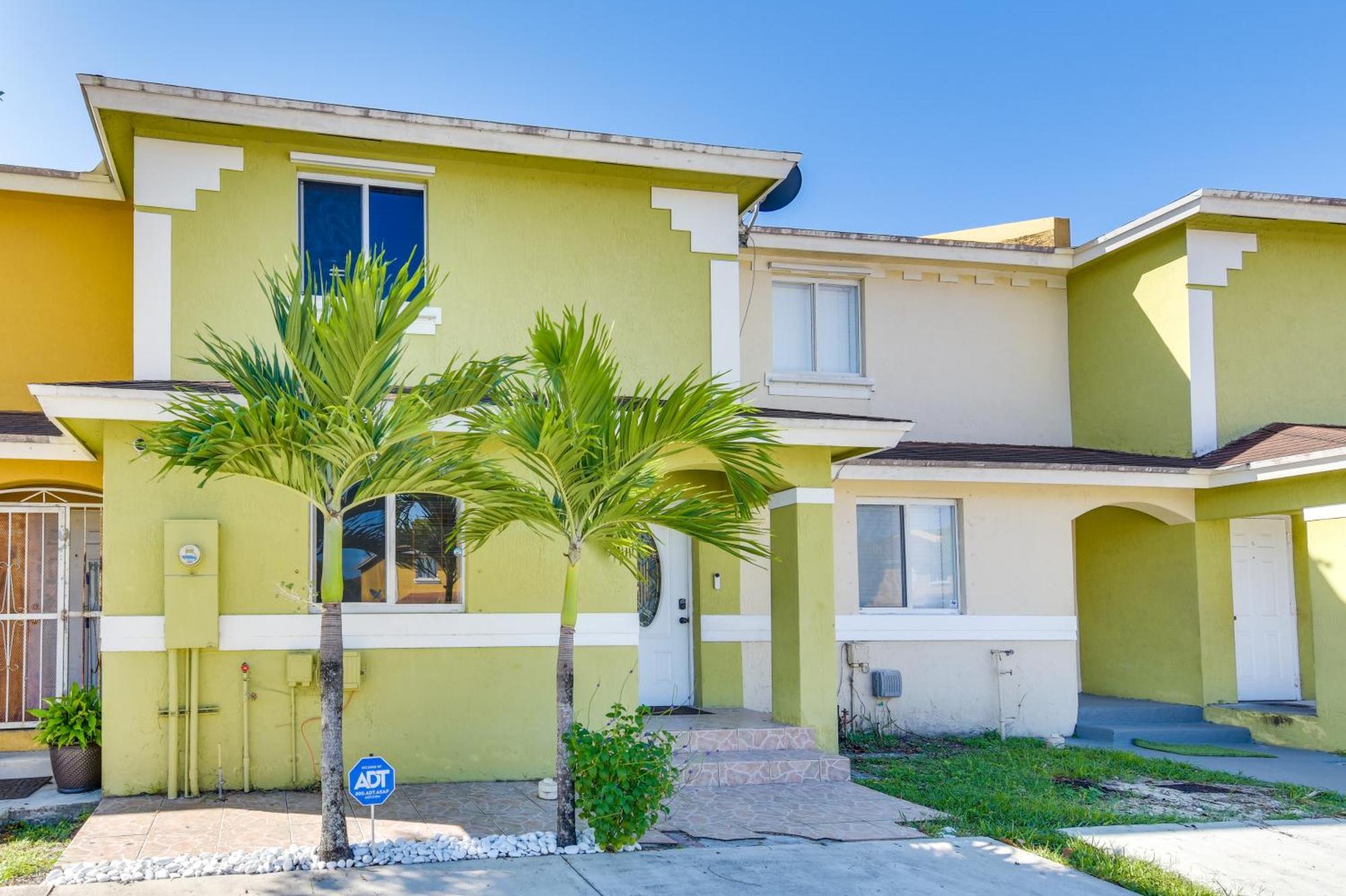 Opa-Locka Townhome, 15 Mi To Miami Beach! Bagian luar foto