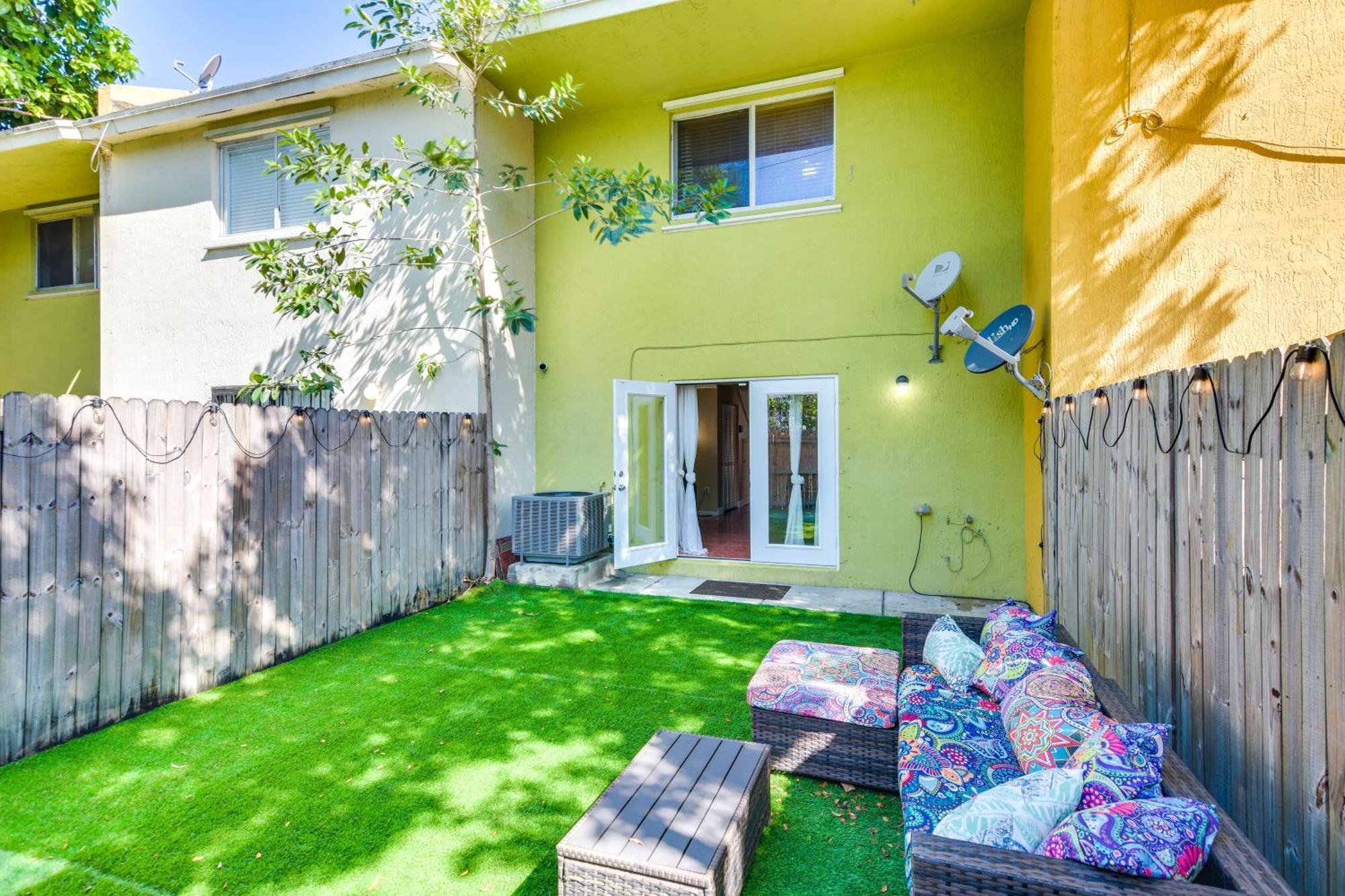 Opa-Locka Townhome, 15 Mi To Miami Beach! Bagian luar foto