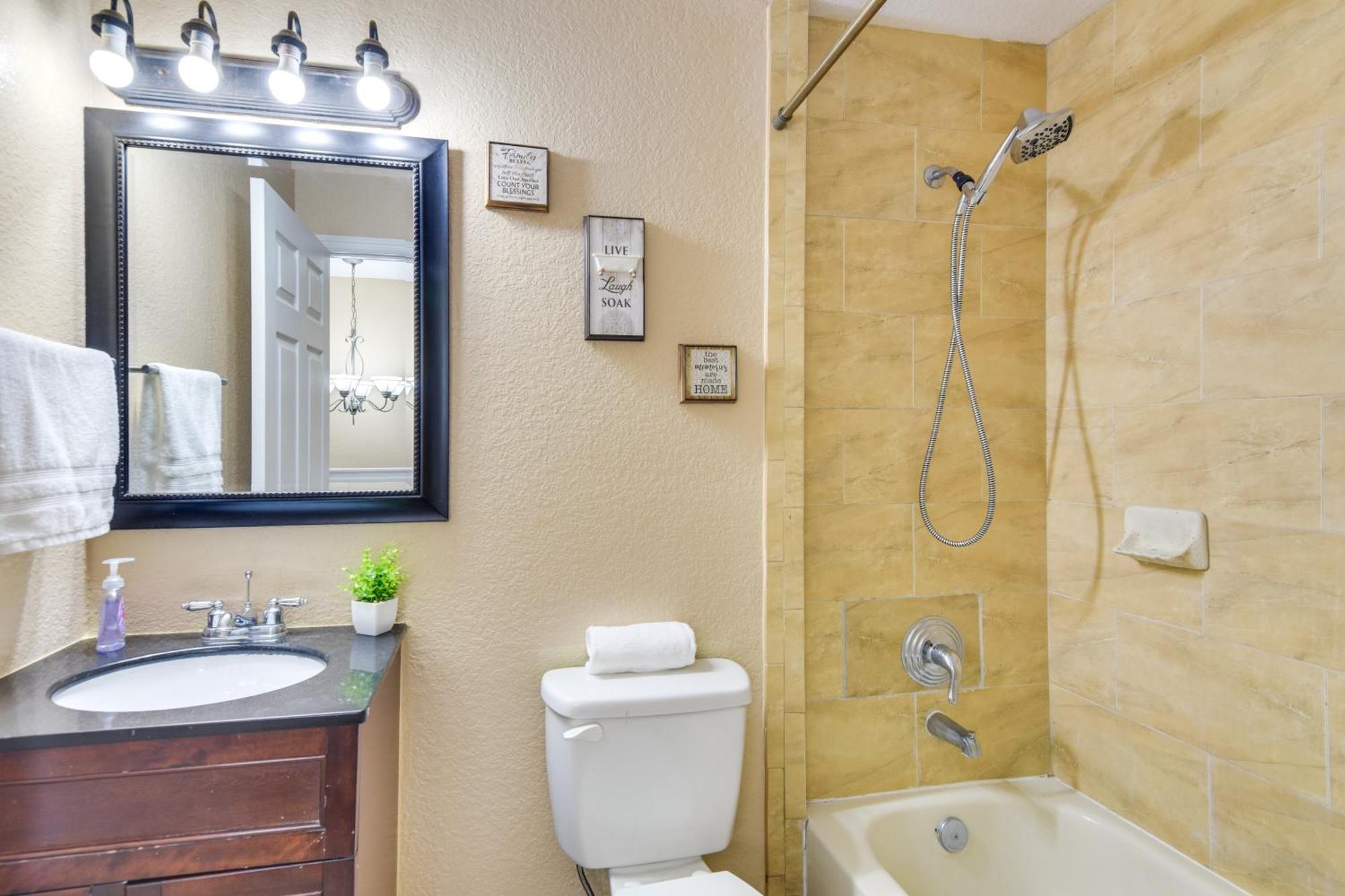 Opa-Locka Townhome, 15 Mi To Miami Beach! Bagian luar foto